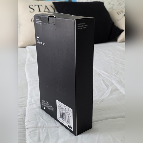 Nike Newborn 3-Piece Smiley Swoosh Face Box Set With Onesie Booties & Bib  0-6M - Picture 4 of 4